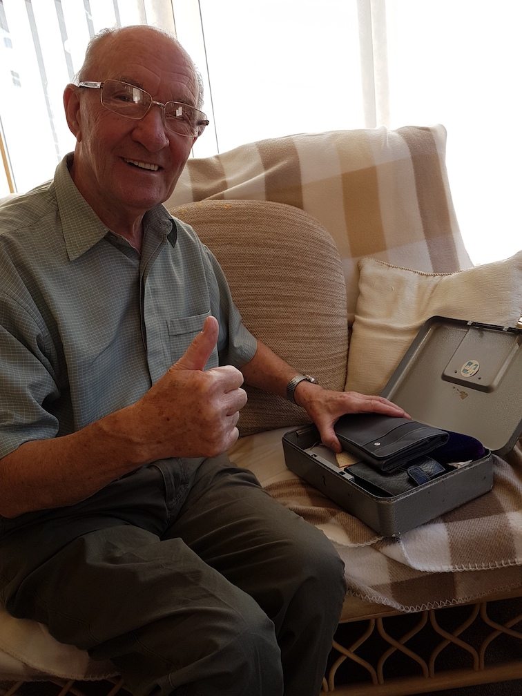 Pik Mik Mobile Locksmith in tamworth – Happy Customer after cracking open a locked box