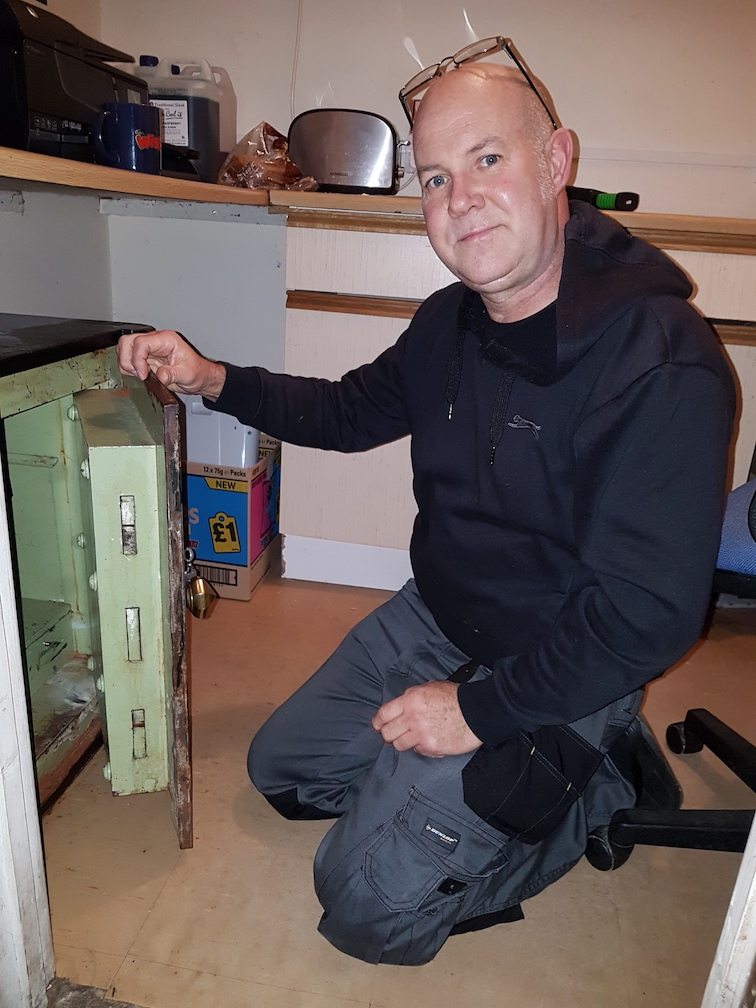 Pik Mik Mobile Locksmith in tamworth – cracking open a locked safe